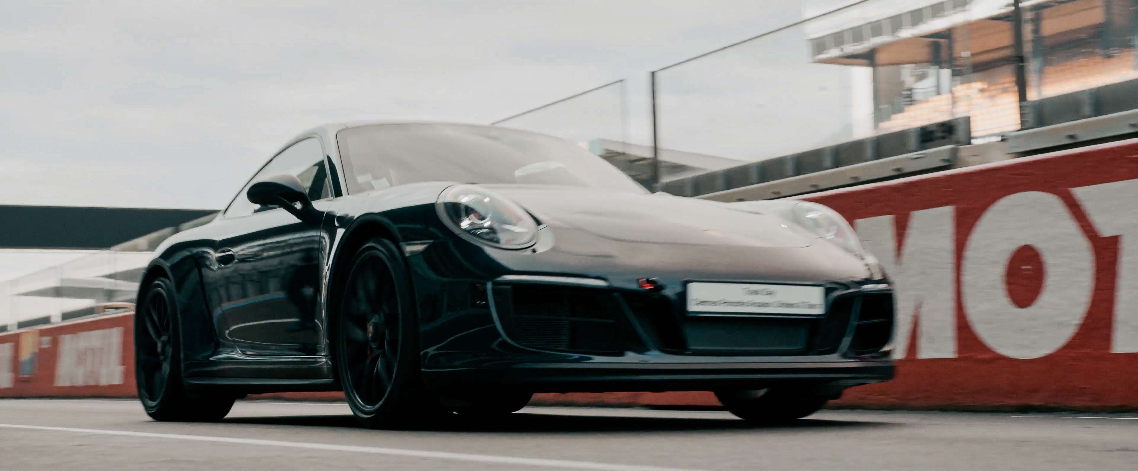 Une Porsche noire