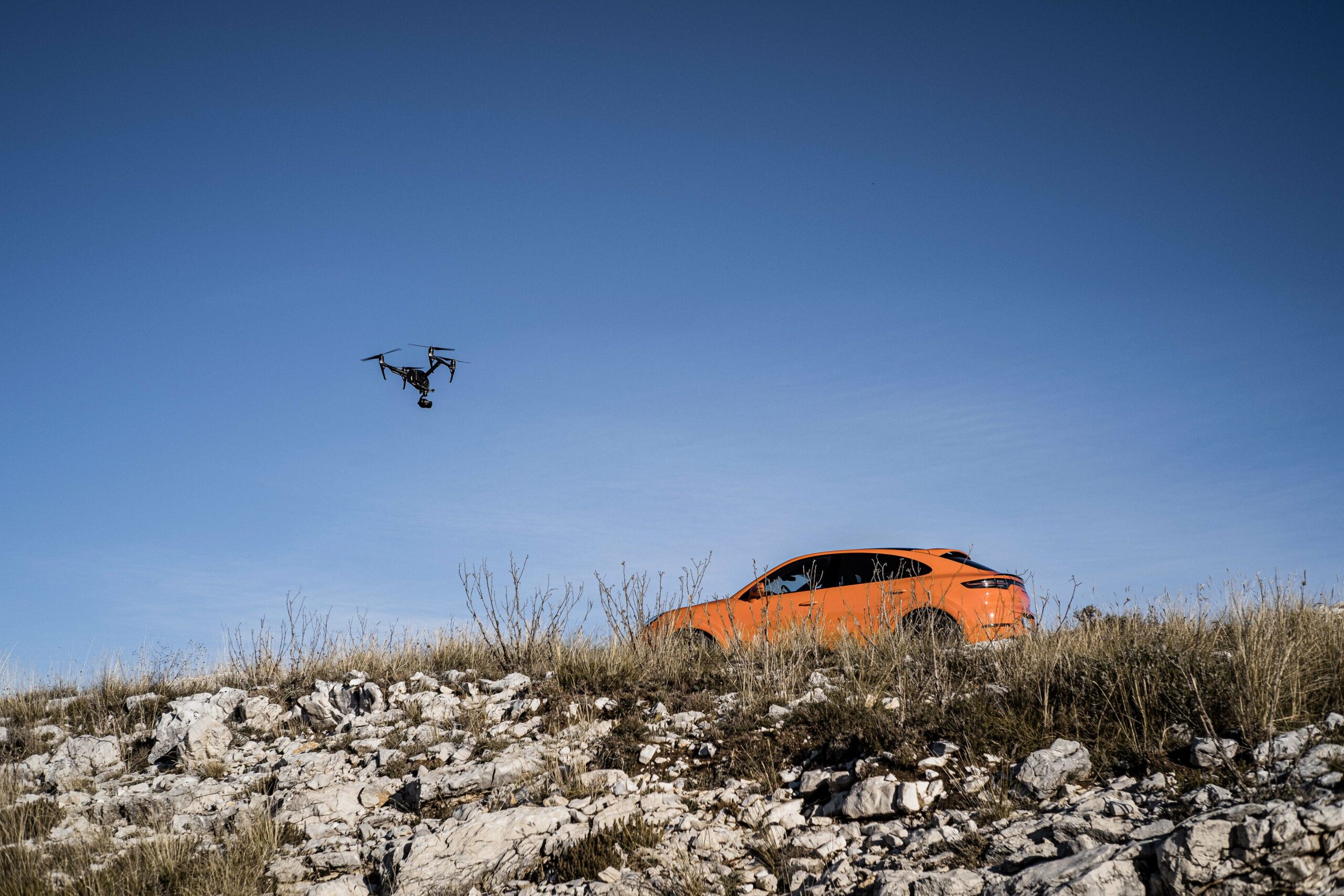 Un drone filme une Porsche rouge