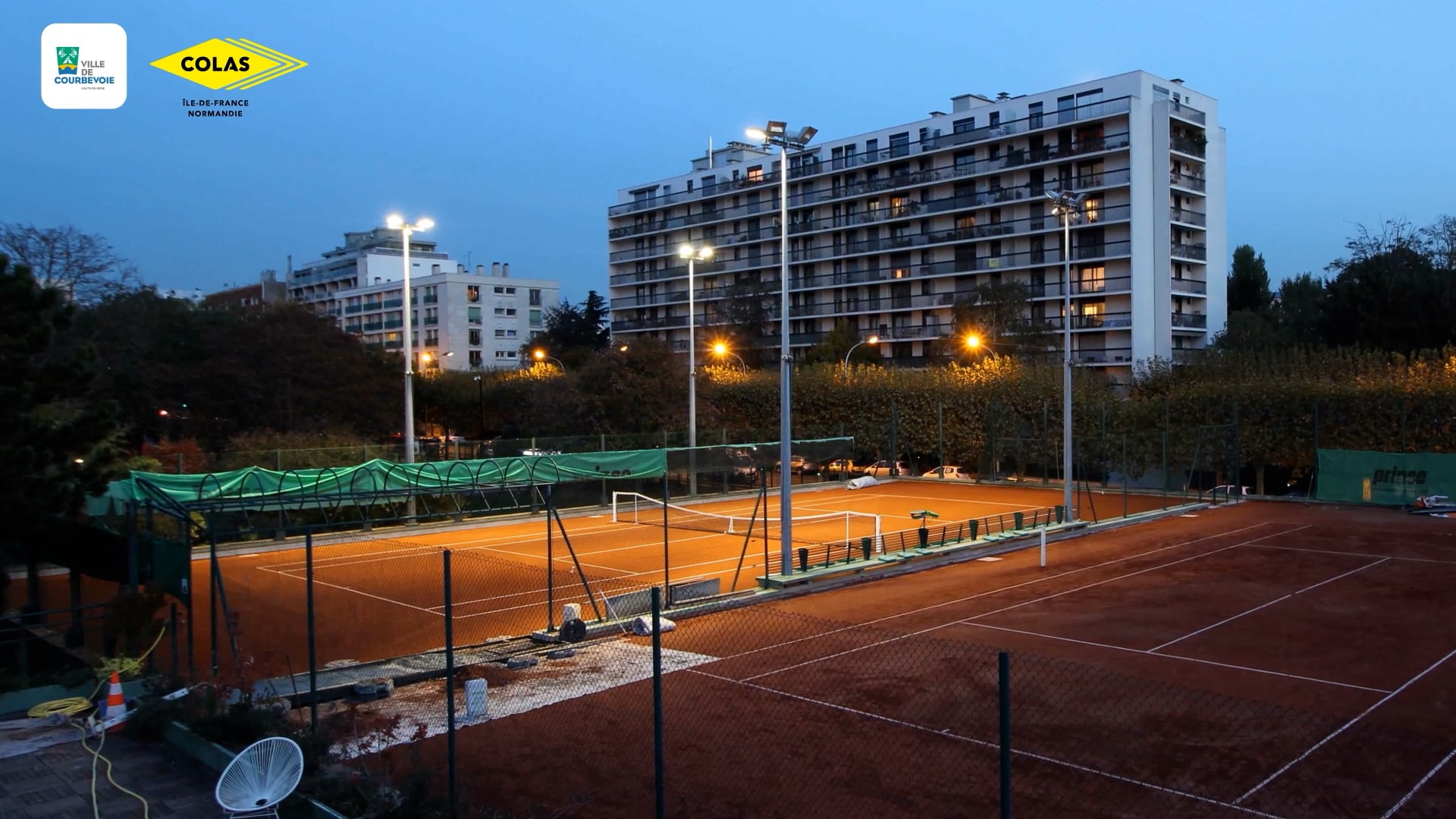 Terrain de tennis en construction la nuit