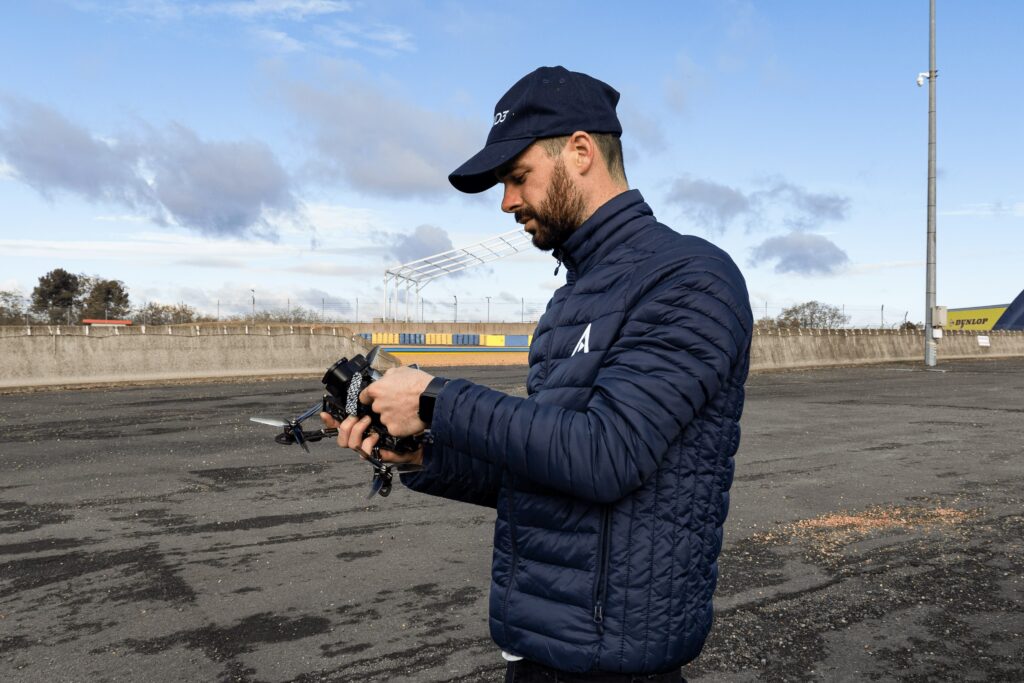 Xavier avec le drone FPV sur le circuit du Mans