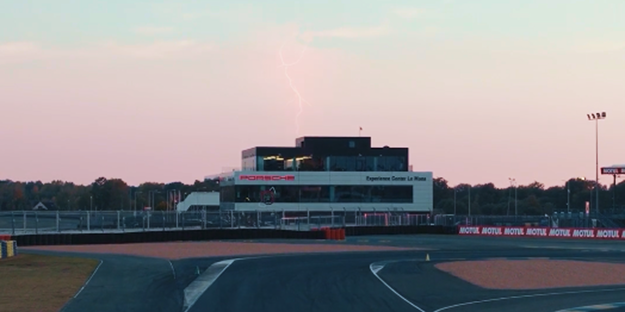Photo illustrant une vidéo réalisée par Ai2D3, agence audiovisuelle située au Mans, pour Porsche Experience Center pour Octobre Rose et halloween.